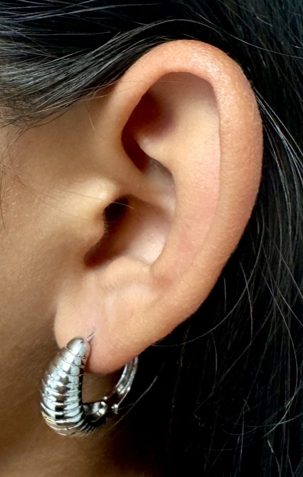 ME-24047-RH_SNAIL MAIL HOOP EARRINGS_(FW24)_A ME-24047-RH_SNAIL MAIL HOOP EARRINGS_(FW24)_A