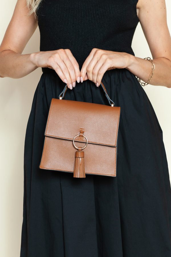 MW00002_COGNAC FASHION RING TASSEL FLAP_(SS24_CB)_A MW00002_COGNAC FASHION RING TASSEL FLAP_(SS24_CB)_A