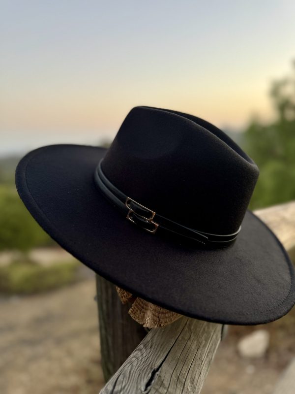 5082403_BLACK BUCKLE UP FEDORA HAT_(FW24)_A Black Buckle Up Fedora