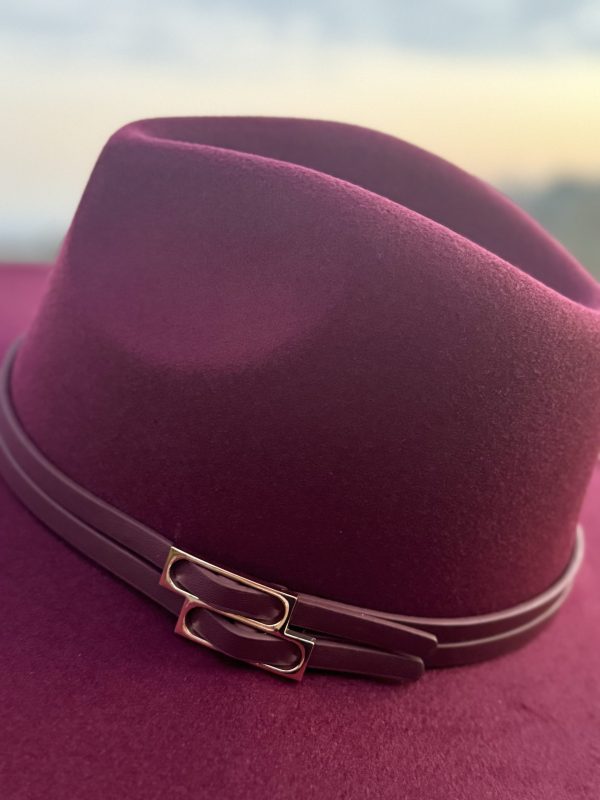 5082413_BURGUNDY BUCKLE UP FEDORA HAT_(FW24)_C (1) 5082413_BURGUNDY BUCKLE UP FEDORA HAT_(FW24)_C (1)