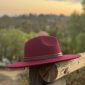 5082413_BURGUNDY BUCKLE UP FEDORA HAT_(FW24)_E