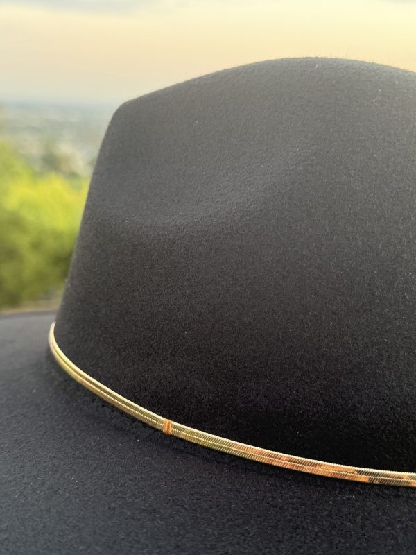 5102803_BLACK GIDDY UP GOLD CHAIN FEDORA HAT_(FW24)_B 5102803_BLACK GIDDY UP GOLD CHAIN FEDORA HAT_(FW24)_B