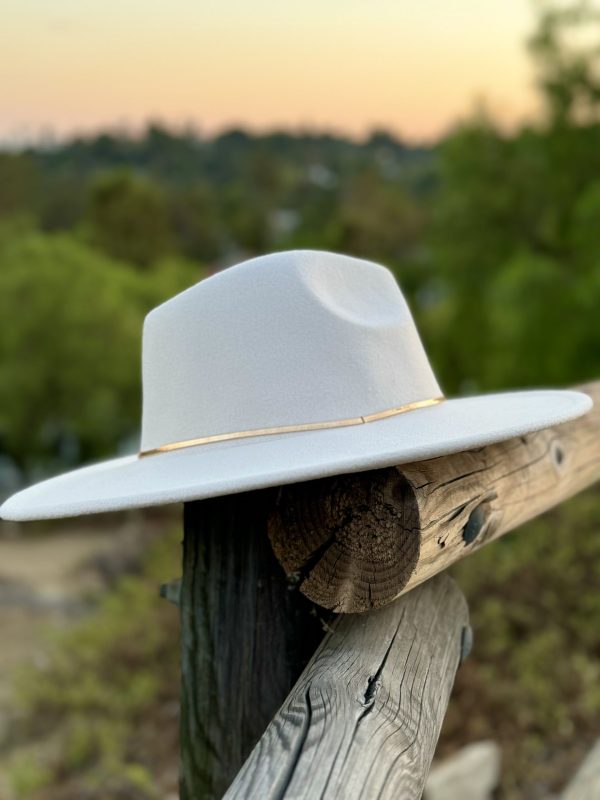 5102835_CREAM GIDDY UP GOLD CHAIN FEDORA HAT_(FW24)_B 5102835_CREAM GIDDY UP GOLD CHAIN FEDORA HAT_(FW24)_B