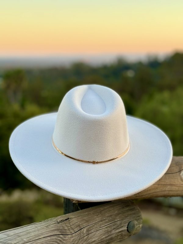 5102835_CREAM GIDDY UP GOLD CHAIN FEDORA HAT_(FW24)_C 5102835_CREAM GIDDY UP GOLD CHAIN FEDORA HAT_(FW24)_C